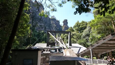 Los-Volantes-Del-Teleférico-Giran-Mientras-Los-Pasajeros-Esperan-En-La-Estación-Inferior,-Blue-Mountains-Sydney