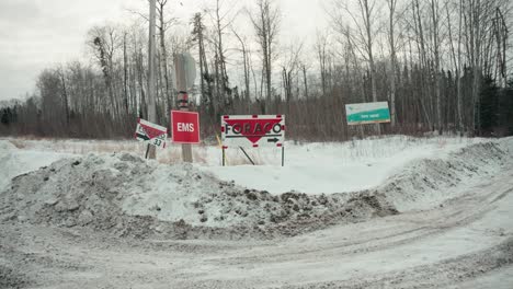 Un-Grupo-De-Señales-De-Advertencia-Cartelera-De-La-Autopista-Foraco-Para-Vale-Pipe-Empleado-De-La-Mina-Salida-De-Carretera-Cerca-De-Thompson,-Manitoba,-En-El-Norte-De-Canadá