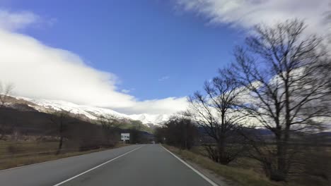 Fahren-Auf-Der-Subbalkanstraße-E871-Im-Schneefreien-Winter