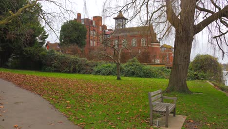 Vista-De-Perfil-De-Un-Parque-Vacío-Con-La-Casa-Radnor-Al-Fondo-Durante-El-Otoño-En-El-Distrito-De-Twickenham-En-Londres,-Inglaterra