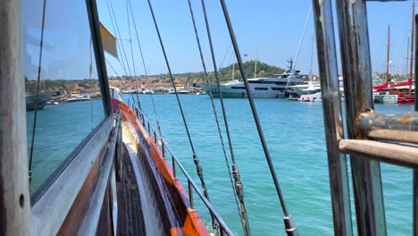 Vista-Del-Puerto-De-Bodrum-Con-Yates-De-Lujo-Desde-Un-Gran-Velero-En-Turquía,-Vacaciones-De-Verano,-Barco-En-Movimiento,-Popular-Destino-De-Vacaciones,-Día-Soleado-En-El-Mar-Con-Cielo-Azul,-Toma-De-4k