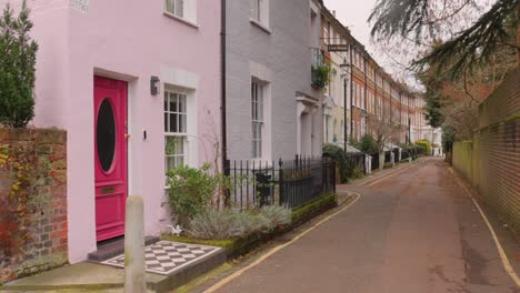 Una-Pintoresca-Calle-Con-Casas-Con-Un-Pequeño-Jardín-Delantero-En-El-Distrito-De-Twickenham.