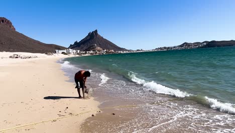 Foto-De-Un-Pescador-En-La-Playa-Sonora-De-Kino.