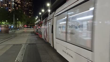 Tranvía-Randwick-Saliendo-De-La-Estación-Circular-Quay-De-Sydney-Por-La-Noche-En-Dirección-A-George-Street