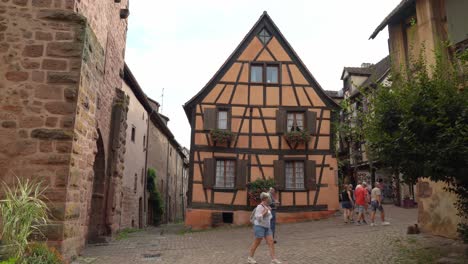 A-Los-Turistas-Les-Gusta-El-Antiguo-Pueblo-De-Riquewihr,-En-El-Este-De-Francia,-Por-Sus-Hermosos-Viñedos-Y-Sus-Majestuosas-Casas-Con-Entramado-De-Madera.