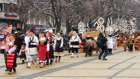 Los-Participantes-Del-Desfile-De-Máscaras-De-Surva-Ingresan-A-La-Plaza-De-Competencia-Para-Representar-A-Su-Pueblo.