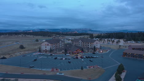 El-Hotel-Best-Western-Plus-Ruby-Inn-En-Bryce-Canyon-City,-Aproximación-Con-Drones-Durante-La-Hora-Azul-De-La-Tarde