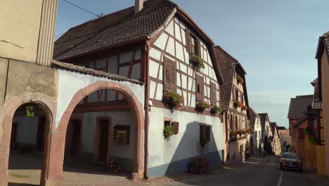 Hunawihr-Es-Una-Comuna-En-El-Departamento-De-Alto-Rin-En-Grand-Est,-En-El-Noreste-De-Francia,-Llena-De-Casas-Con-Entramado-De-Madera.