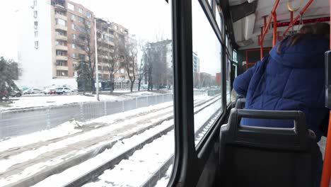 Imágenes-En-Primera-Persona-Del-Interior-Del-Tranvía-Número-22,-En-Un-Brillante-Día-De-Invierno,-Una-Mujer-Se-Levanta-De-Su-Asiento