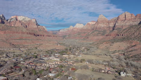 Ciudad-De-Springdale-Y-Coloridas-Montañas-Cerca-Del-Parque-Nacional-Zion,-Utah,-Estados-Unidos