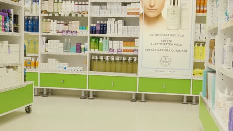 Farmacia.-Diversos-Productos-Cosméticos.-Estantes-De-Medicamentos-De-Base-De-Datos.-Farmacia