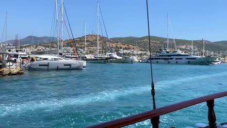 Vista-Del-Puerto-De-Bodrum-Con-Yates-De-Lujo-Desde-Un-Gran-Velero-En-Turquía,-Divertidas-Vacaciones-De-Verano,-Barco-En-Movimiento,-Divertido-Destino-De-Vacaciones,-Día-Soleado-En-El-Mar-Con-Cielo-Azul,-Toma-De-4k