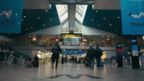 Los-Viajeros-Que-Llegan-A-La-Terminal-De-Salidas-Del-Aeropuerto-Internacional-De-Vilnius