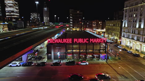 Vista-Aérea-Lejos-Del-Mercado-Público-De-Milwaukee,-Noche-En-Wisconsin,-Estados-Unidos