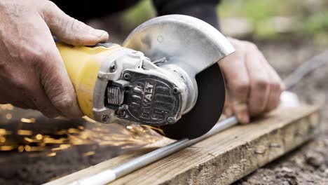 Mann-Schneidet-Einen-Metallstab-Mit-Einem-Kreisförmigen-Scheibenschneider-Von-Dewalt,-Nahaufnahme