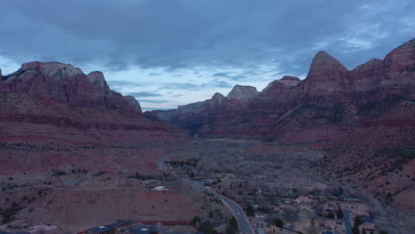 Ciudad-De-Springdale-Y-Coloridas-Montañas-Cerca-Del-Parque-Nacional-Zion,-Utah,-Estados-Unidos