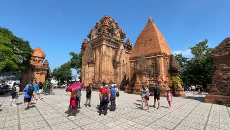 Los-Turistas-Felizmente-Toman-Fotos-En-Las-Famosas-Torres-Ponagar-Cham-En-Nha-Trang,-Vietnam.