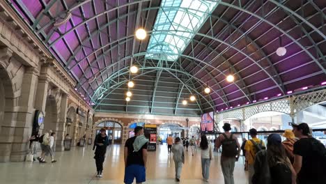 Gente-Caminando-Por-El-Concurrido-Vestíbulo-Principal-De-La-Estación-Central-De-Sydney-Con-El-Techo-Iluminado