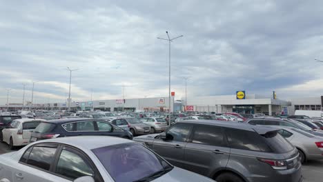 Blick-Auf-Den-Belebten-Parkplatz-Am-Jumbo-Plaza-Am-Rande-Der-Stadt