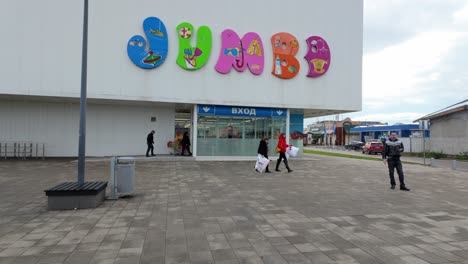 Menschen-Am-Eingang-Des-Jumbo-Ladens-Am-Jumbo-Plaza-An-Einem-Bewölkten-Wintertag