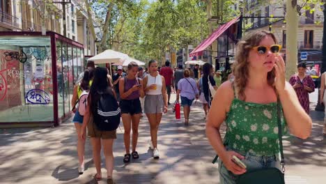 Viajeras-Con-Mochilas-Caminando-Entre-Multitudes-Ocupadas-|-Barcelona,-España,-Ciudad-Inmersiva,-Paseo-Por-Calles-Concurridas-En-El-Barrio-Gótico,-Europa,-4k