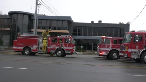 Camiones-De-Bomberos-En-El-Incendio-De-La-Estructura.