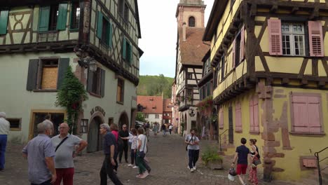 Riquewihr-Está-Lleno-De-Gente,-Locales-Y-Turistas-De-Todo-El-Mundo.