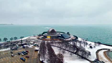 Vista-Aérea-Acercándose-Al-Planetario-Adler,-Brumoso,-Día-De-Invierno-En-Chicago,-Estados-Unidos