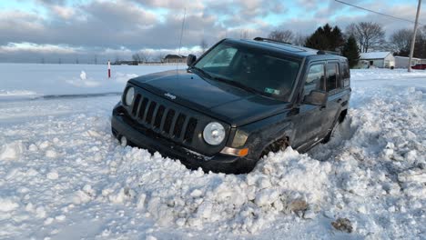 Vehículo-Todoterreno-Jeep-Cherokee-Atrapado-En-Ventiscas-Profundas-Ventiscas-De-Nieve