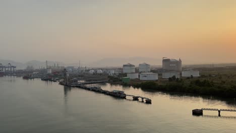 Blick-Auf-Den-Hafen-Von-Phu-My,-Vietnam,-Vor-Dem-Hintergrund-Eines-Sanft-Leuchtenden-Sonnenuntergangs