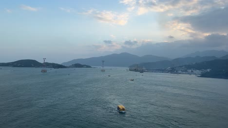 Escena-De-La-Operación-De-Un-Barco-De-Licitación-Que-Trae-A-Los-Pasajeros-De-Cruceros-De-Regreso-De-Una-Excursión-Al-Caribe-Real,-El-Espectro-De-Los-Mares-En-Nha-Trang,-Vietnam