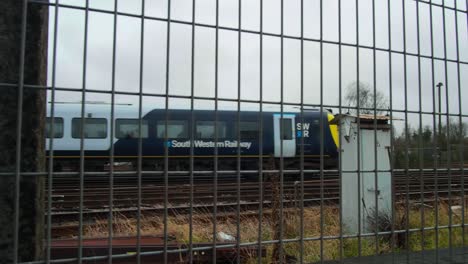 Der-Südwestliche-Zug-Fährt-Auf-Dem-Weg-Zum-Bahnhof-Vorbei