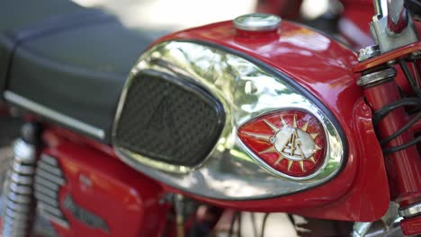 Oldtimer-Motorradtank-Und-Emblemdetail---Nahaufnahme