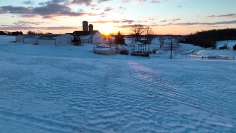 Escena-Rural-De-La-Granja-Americana-En-La-Nieve-Del-Invierno-Al-Amanecer.