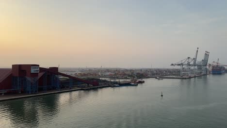 Blick-Auf-Riesige-Frachtkräne-Und-Eine-Sanfte-Brise-Von-Wasserwellen-Im-Hafen-Von-Phu-My,-Vietnam