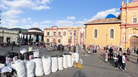 Toma-De-La-Plaza-Principal-De-San-Cristóbal-De-Las-Casas-Con-Vendedores-Ambulantes-Indígenas.