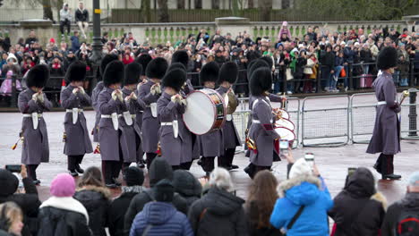 Tambores-De-Reyes-Desfile-De-Guardia-Al-Palacio-De-Buckingham,-Turistas-Observando-El-Cambio-De-Guardia