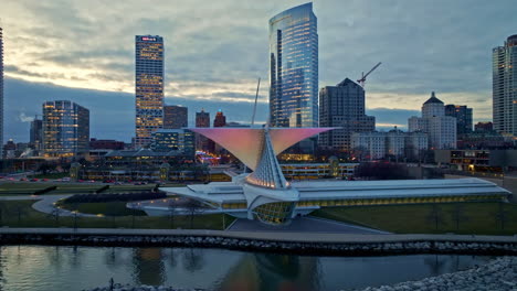 Drone-shot-circling-the-Milwaukee-Art-Museum,-vibrant-evening-in-Wisconsin,-USA