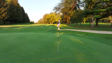 Golfplatzgrün-Mit-Flagge-Im-Loch