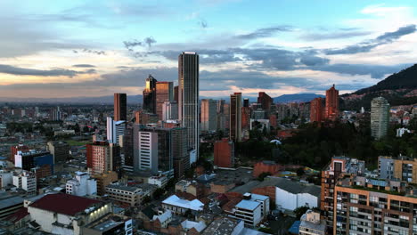 Vista-Aérea-Sobrevolando-Un-Rascacielos-En-El-Centro-De-Bogota,-Puesta-De-Sol-En-Colombia