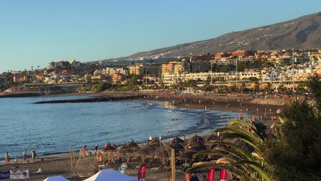 Strand-Wunderbare-Beruhigende-Landschaft,-Palmen-Meeresbrise-Im-Süden-Teneriffas