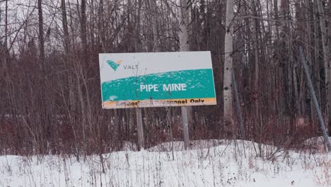 Un-Cartel-Amarillo-Azul-Blanco-De-La-Autopista-Para-Vale-Pipe-Empleado-De-La-Mina-Salida-De-Carretera-Cerca-De-Thompson,-Manitoba,-Norte-De-Canadá