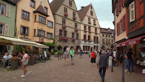 Franzosen-Genießen-Den-Warmen-Herbsttag-Im-Dorf-Kayserberg