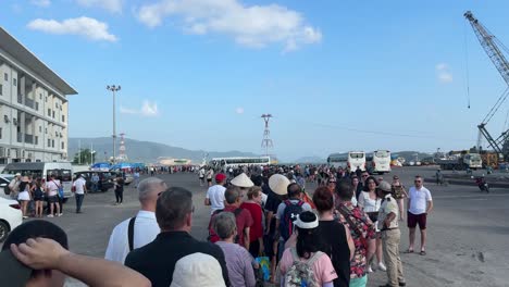 Szene-Mit-Langen-Warteschlangen-Und-Kreuzfahrtpassagieren,-Die-Schlange-Stehen,-Um-Mit-Dem-Tenderboot-Zurück-Zur-Kreuzfahrt-In-Nha-Trang,-Vietnam,-Zu-Fahren