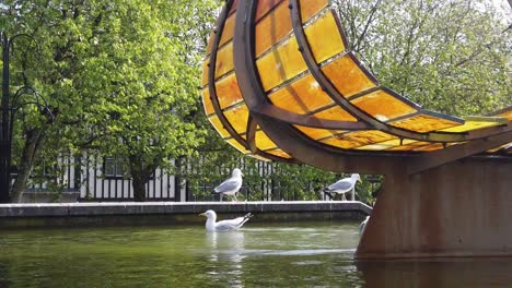 Zeitlupe-Von-Möwen,-Die-Ein-Bad-An-Der-Leaf-Boot-Statue-In-Swansea-Genießen