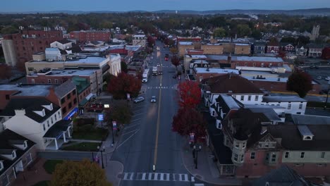 Calle-Principal-De-Un-Pequeño-Pueblo-De-EE.UU.-Durante-La-Mañana-De-Otoño