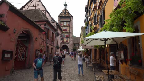 La-Puerta-Fortificada-A-La-Ciudad-Tiene-Un-Campanario-De-25-Metros-De-Altura-Que-Ofrece-Una-Cara-Belicosa-Hacia-El-Exterior-Y-Un-Aspecto-Benévolo-Dentro-Del-Pueblo-De-Riquewihr.