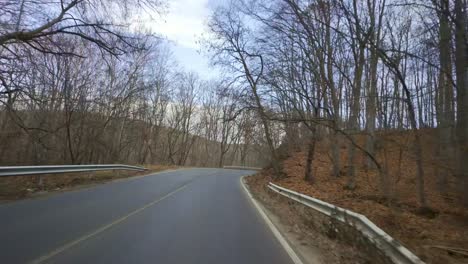 Beim-Fahren-Auf-Der-Kurvenreichen-Subbalkanstraße-E871-Liegen-Abgefallene-Blätter-Am-Straßenrand-Und-Ein-Anderes-Auto-Fährt-Von-Der-Gegenüberliegenden-Straßenseite-Vorbei