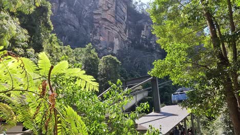 Teleférico-Que-Sale-De-La-Estación-Y-Sube-Por-Las-Montañas-Azules