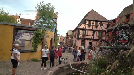 Gente-Tomando-Fotos-Y-Selfies-En-La-Antigua-Ciudad-De-Riquewihr.